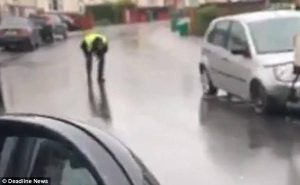 Προσπάθησαν να φορτώσουν το αμάξι σε φορτηγό και το έσπασαν (video)