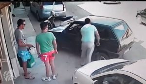 Δείτε τι έκανε ο τύπος επειδή τον είχαν κλείσει και δεν μπορούσε να φύγει (vid)