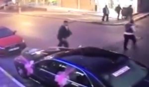 Αυτοκίνητο παρασέρνει καλεσμένους σε γάμο τραυματίζοντας τους (vid)