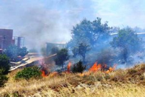 Σύρος: Μεγάλη πυρκαγιά απείλησε σπίτια (photos+videos)