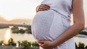 Επικό! Έγκυος προκαλεί τον πατέρα του παιδιού να μιλήσουν – Δεν φαντάζεστε τι έκανε στην πόλη (photos)