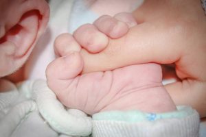 Τρόμος για μητέρα: Είδε στην κάμερα μωρό-φάντασμα στο κρεβάτι του μικρού της (pics)