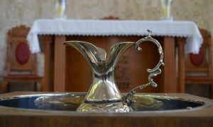 Ιερέας βάφτισε παιδί με νεροπίστολο (photos)