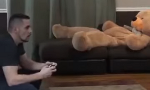 Έπαιζε μόνος του video games – Έπαθε σοκ μ’ αυτό που έγινε μετά! (video)