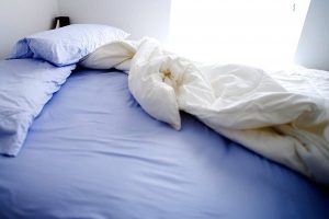 Αυτό το κρεβάτι δεν χωράει και τους δύο… Ποιος θα το απολαύσει; (video)