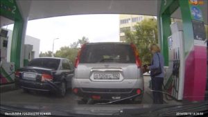 Μια γυναίκα πάει στο βενζινάδικο και γίνεται viral! Δεν φαντάζεστε το γιατί… (video)