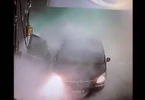 Έβαλε βενζίνη με αναμμένη μηχανή… Δείτε τι έγινε (video)