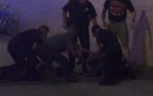 Σκληρές εικόνες: Απίστευτες σκηνές αστυνομικής βίας μπροστά στην κάμερα (Video)