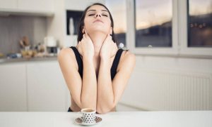 Πέντε γρήγορες ασκήσεις για να αντιμετωπίσετε τον πόνο στον αυχένα