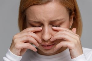 Εχετε μαύρους κύκλους και πρήξιμο στα μάτια; Δείτε πώς μπορείτε να τα αντιμετωπίσετε…