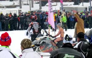 Γυναίκες κάνουν αγώνες Snowmobile φορώντας μόνο κράνος και… μπικίνι (video)