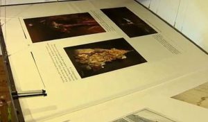 Αυτό είναι το μεγαλύτερο βιβλίο στον κόσμο – Δεν φαντάζεστε πόσο ζυγίζει και τις διαστάσεις του (video)
