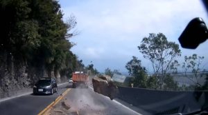 Σοκ: Βράχος κόντεψε να διαλύσει αυτοκίνητα (video)