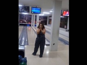 Τι έκανες ρε κοπελιά; Πήγε να παίξει μπόουλινγκ για πρώτη φορά και… (video)