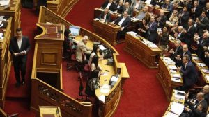 Δωράκια… κυβερνητικά για την ανεύρεση 200 υπέρ του εκλογικού νόμου