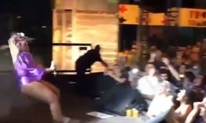 Απίστευτο: Τραγουδίστρια λιποθύμησε στην σκηνή από το πολύ… κοπάνημα! (video)