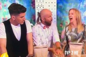 Παρουσιάστρια τραυματίστηκε on air κατά τη διάρκεια “μαγικού” με καρφί (video)