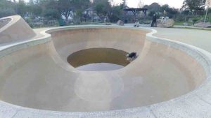 Εκανε επίδειξη… τεχνικής ως skater! Δείτε πώς κατέληξε μέσα στα βρωμόνερα (vid)