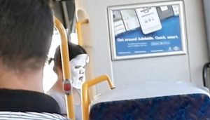 Το είδαμε κι αυτό! Γυναίκα κυκλοφορεί μέσα στο λεωφορείο με άσπρη μάσκα ! (video)