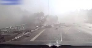 Απίστευτο τροχαίο: Βυτιοφόρο έπεσε στις μπάρες και έγινε κομμάτια (video)