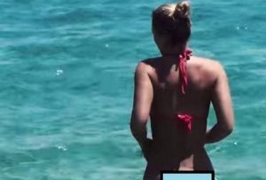 Αυτό είναι το νέο μαγιό που κάνει θραύση στη Μύκονο… δυο φύλλα (video)