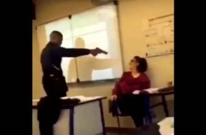 Μαθητής σημαδεύει με όπλο καθηγήτρια μέσα στην τάξη