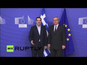 Χεράκι – χεράκι αποχώρησαν Τσίπρας και Γιούνκερ! (video)
