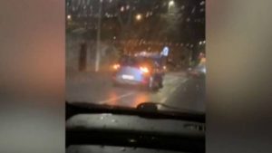 Μεθυσμένος οδηγούσε για 8 χιλιόμετρα με ανοιχτό το καπό! (pic+vid)