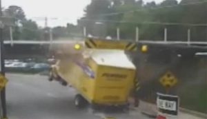 Το νου σας… Αυτή είναι η γέφυρα… του τρακαρίσματος! (video)