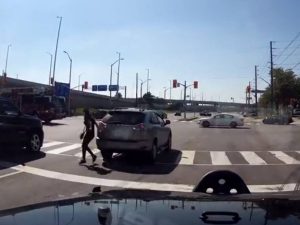 Οδηγός πανικοβάλλεται και γλιτώνει από θαύμα τριπλό ατύχημα (video)