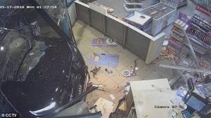 Σοκ! Έγκυος χτυπήθηκε άγρια στο κεφάλι από τον σύντροφό της σε βενζινάδικο πριν το διαλύσει! (photos+video)