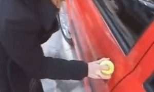 Χάσατε τα κλειδιά του αυτοκινήτου; Έτσι θα ανοίξετε τις κλειδαριές (video)
