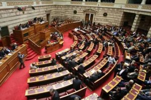 Σκληρή κόντρα Τσίπρα-Σαμαρά στη Βουλή