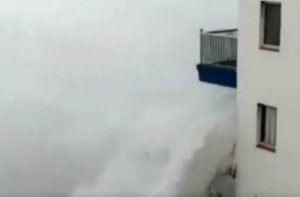 Γιγάντιο κύμα «καταπίνει» πολυκατοικία