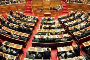 Συνεδριάζει η Ολομέλεια, μετά τα μεσάνυχτα η ψηφοφορία