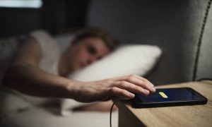 Κοιμάσαι και φορτίζεις το κινητό δίπλα σου; Σταμάτα αμέσως! (photos)
