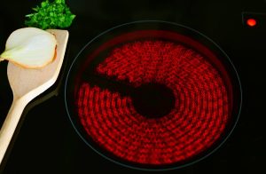 Κάνε την κεραμική εστία να λάμψει με ένα tip από τη δεκαετία του ’30 (video)