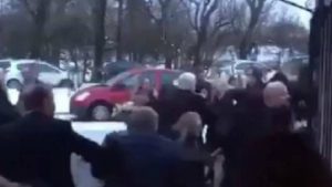 Χαμός σε κηδεία: Έπεσε το ξύλο του… αιώνα (video)