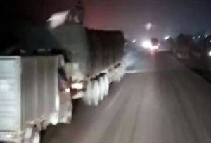 Απίστευτο: Κλέφτες αδειάζουν φορτηγό γεμάτο εμπορεύματα εν κινήσει! (vid)