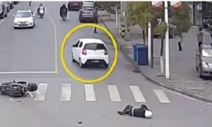 Χτύπησε μοτοσικλετιστη αλλά το κάρμα τον βρηκε  (video)