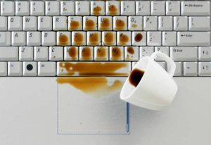 Τι πρέπει να κάνετε αν πέσει καφές στο laptop σας;