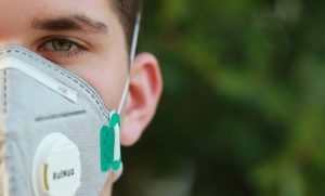 Εικόνα – γροθιά στο στομάχι: Γυναίκα με κορονοϊό καταρρέει στον Ευαγγελισμό