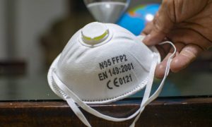 Συγκλονιστικό: Πατέρας γιατρός κλαίει γιατί δεν άφησε το παιδί του να τον αγκαλιάσει (video)