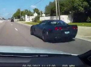 Corvette βρίσκει σε σαμαράκι και «απογειώνεται» (video)