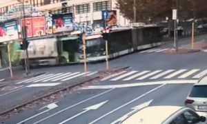 Σοκαριστικό τρακάρισμα λεωφορείου με απορριμματοφόρο – Κόβουν την ανάσα τα πλάνα (video)