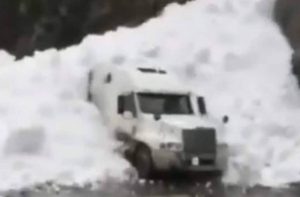 Συγκλονιστικό βίντεο: Χιονοστιβάδα καλύπτει φορτηγό