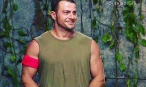 Survivor: Πλάνο «φωτιά» – Η γυμνή γυναίκα πίσω από τον Αγγελόπουλο στην παραλία (photo)