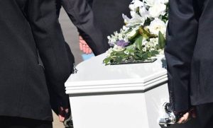 Πειραιάς: Έπαθαν ΣΟΚ όταν άνοιξαν το φέρετρο (pics)