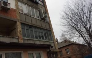Πετάει το έλατό της απ’ το παράθυρο κι εκείνο στέκεται… όρθιο (video)