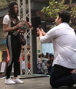 Έκανε πρόταση γάμου στην κοπέλα του και εκείνη έφυγε μέσα στα κλάματα (video)